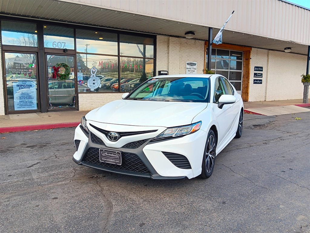 2019 Toyota Camry SE photo 1